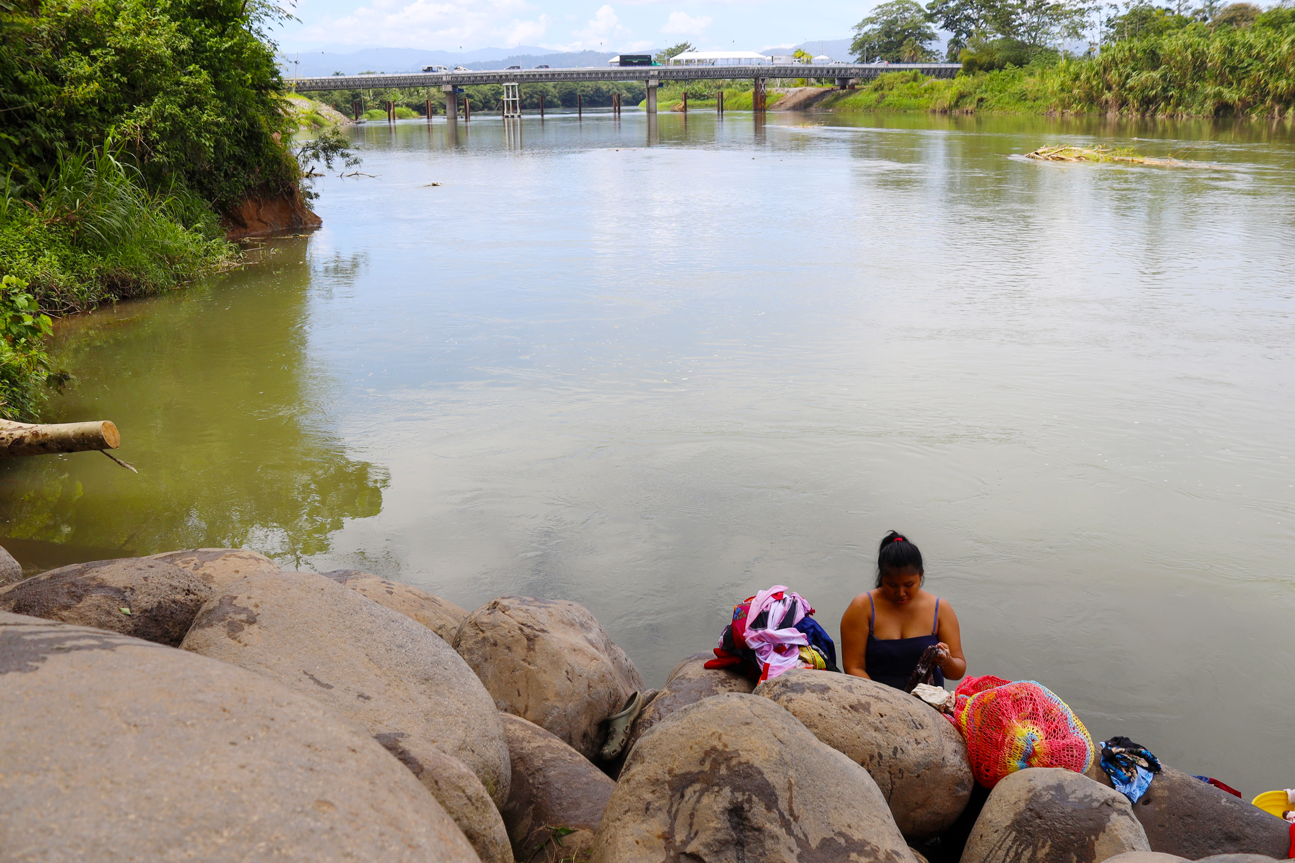 Mujeres indígenas en la frontera entre Panamá y Costa Rica enfrentan los desafíos del desarrollo de infraestructura sin olvidar sus tradiciones